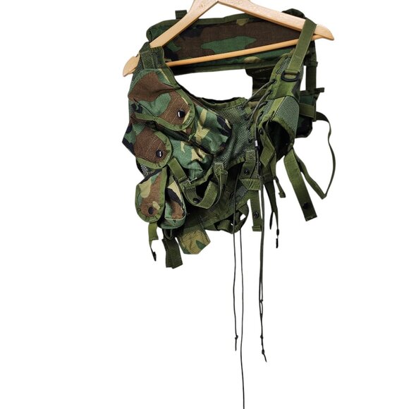 Tactical Camouflage Load‎ Bearing Vest Multiple Pockets & Adjustable Straps - Picture 2 of 6